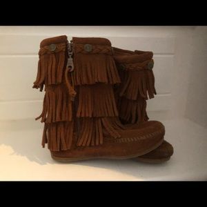Minnetonka 3 Layer Fringe Suede Bootie sz11
